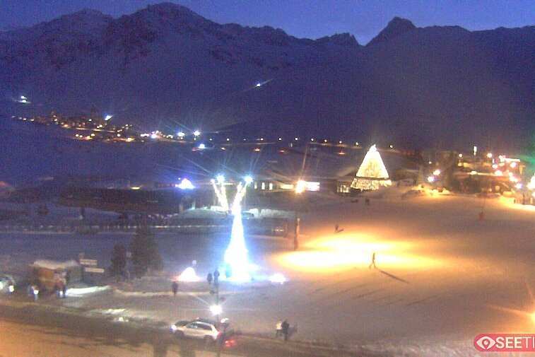 Superb panoramic webcam view over the expansive Tignes ski area and Espace Killy. The camera is situated at the Hotel Le Refuge, in the centre of Tignes Le Lac.