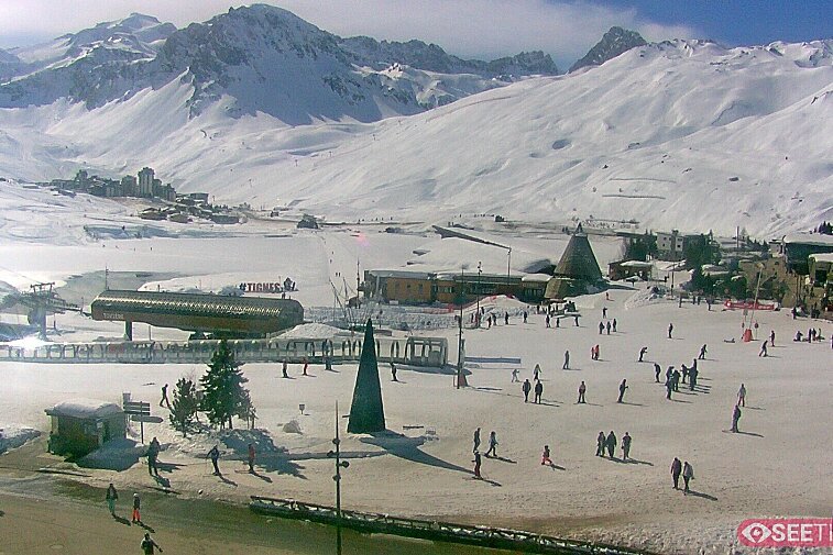 Superb panoramic webcam view over the expansive Tignes ski area and Espace Killy. The camera is situated at the Hotel Le Refuge, in the centre of Tignes Le Lac.