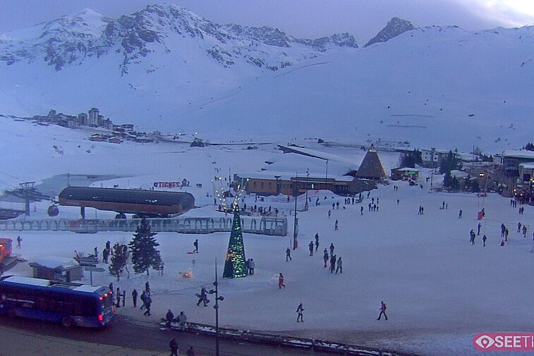 Superb panoramic webcam view over the expansive Tignes ski area and Espace Killy. The camera is situated at the Hotel Le Refuge, in the centre of Tignes Le Lac.
