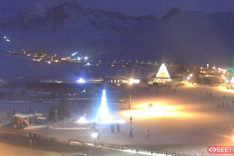 Superb panoramic webcam view over the expansive Tignes ski area and Espace Killy. The camera is situated at the Hotel Le Refuge, in the centre of Tignes Le Lac.