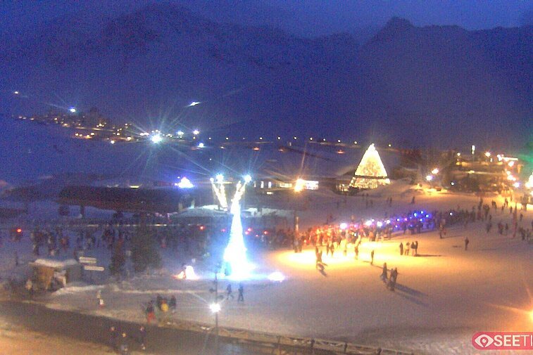 Superb panoramic webcam view over the expansive Tignes ski area and Espace Killy. The camera is situated at the Hotel Le Refuge, in the centre of Tignes Le Lac.