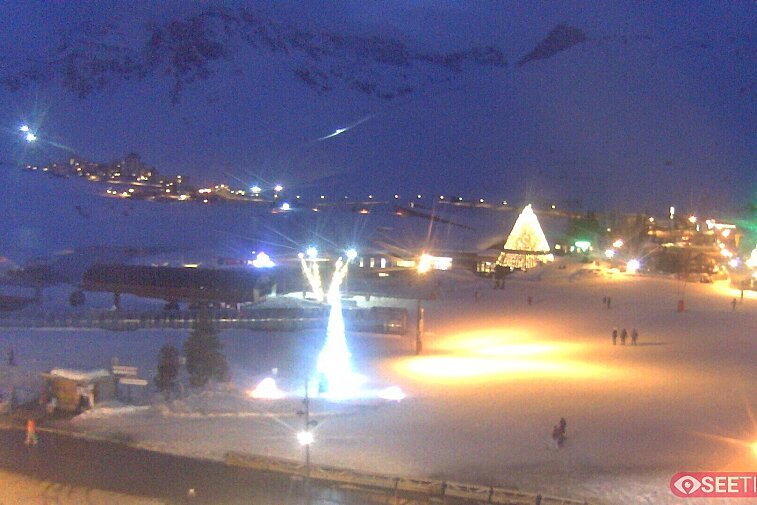 Superb panoramic webcam view over the expansive Tignes ski area and Espace Killy. The camera is situated at the Hotel Le Refuge, in the centre of Tignes Le Lac.