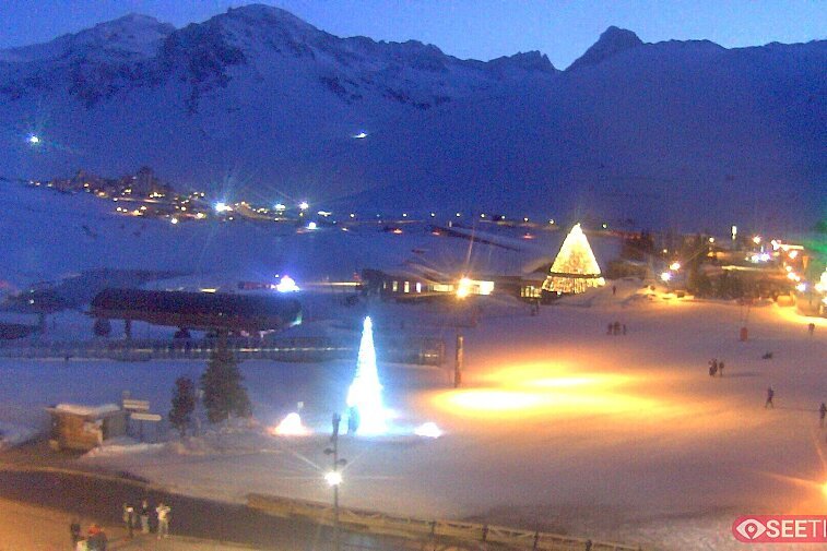 Superb panoramic webcam view over the expansive Tignes ski area and Espace Killy. The camera is situated at the Hotel Le Refuge, in the centre of Tignes Le Lac.