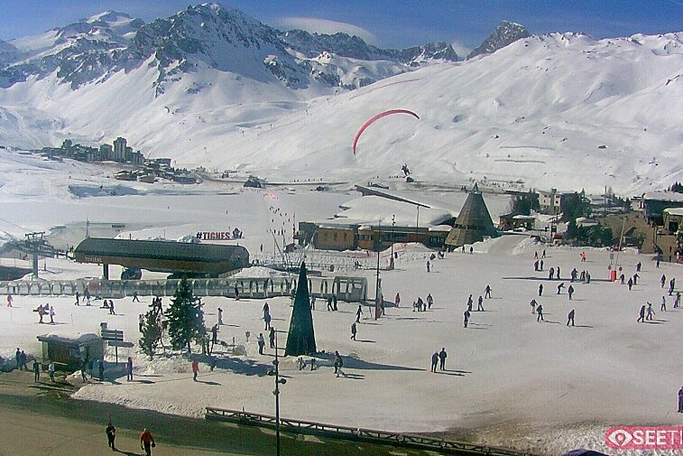 Superb panoramic webcam view over the expansive Tignes ski area and Espace Killy. The camera is situated at the Hotel Le Refuge, in the centre of Tignes Le Lac.