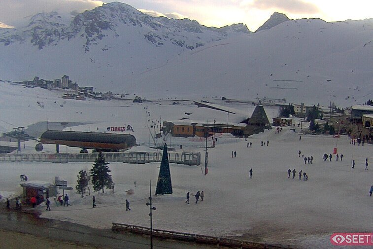 Superb panoramic webcam view over the expansive Tignes ski area and Espace Killy. The camera is situated at the Hotel Le Refuge, in the centre of Tignes Le Lac.