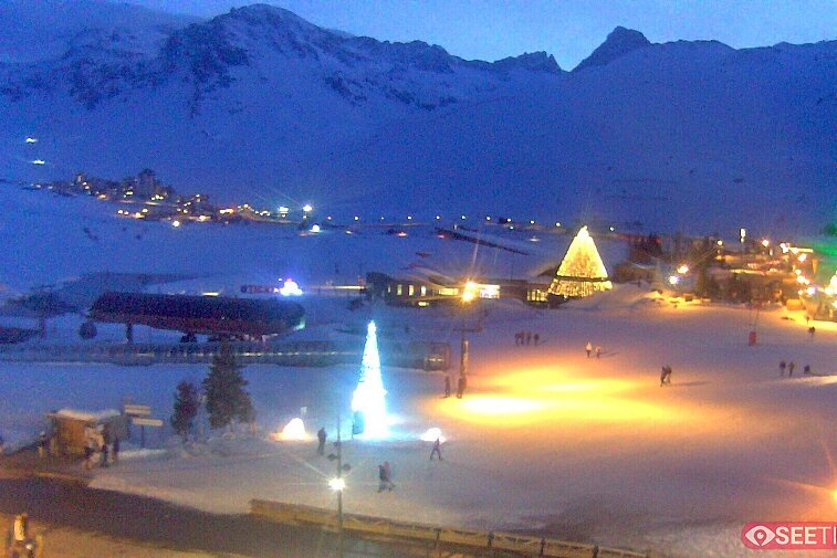 Superb panoramic webcam view over the expansive Tignes ski area and Espace Killy. The camera is situated at the Hotel Le Refuge, in the centre of Tignes Le Lac.