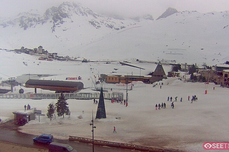 Superb panoramic webcam view over the expansive Tignes ski area and Espace Killy. The camera is situated at the Hotel Le Refuge, in the centre of Tignes Le Lac.