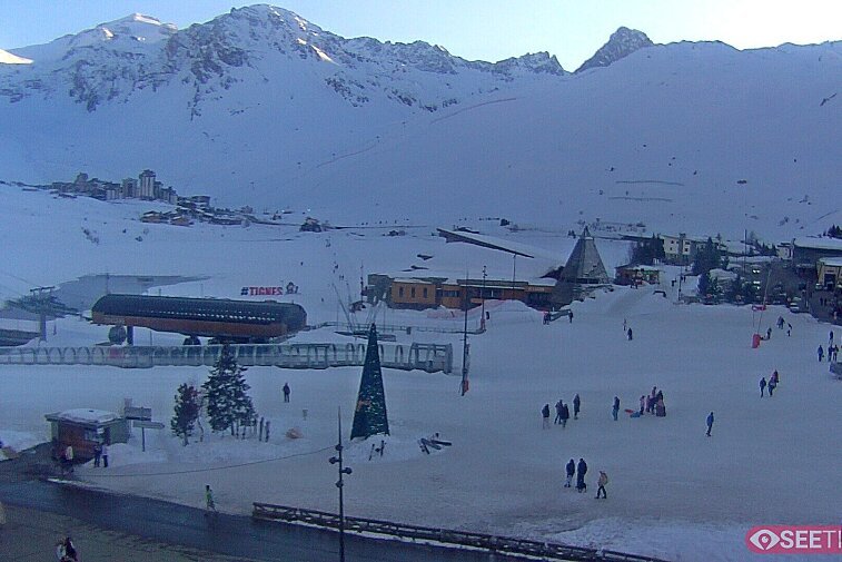 Superb panoramic webcam view over the expansive Tignes ski area and Espace Killy. The camera is situated at the Hotel Le Refuge, in the centre of Tignes Le Lac.