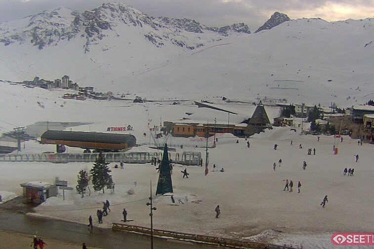 Superb panoramic webcam view over the expansive Tignes ski area and Espace Killy. The camera is situated at the Hotel Le Refuge, in the centre of Tignes Le Lac.
