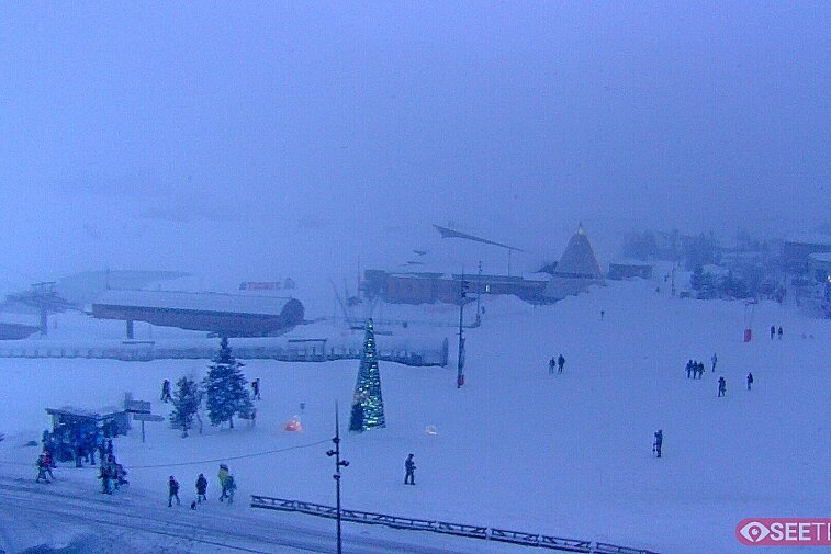Superb panoramic webcam view over the expansive Tignes ski area and Espace Killy. The camera is situated at the Hotel Le Refuge, in the centre of Tignes Le Lac.
