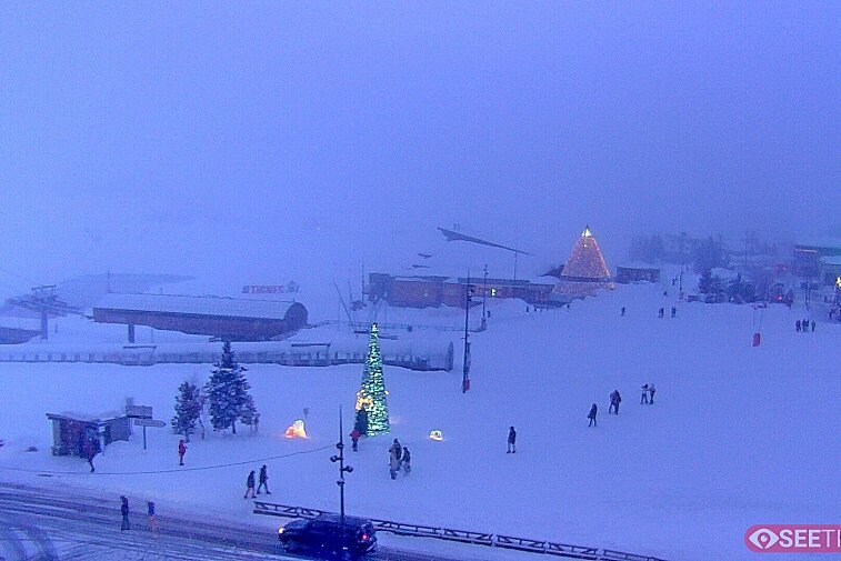 Superb panoramic webcam view over the expansive Tignes ski area and Espace Killy. The camera is situated at the Hotel Le Refuge, in the centre of Tignes Le Lac.