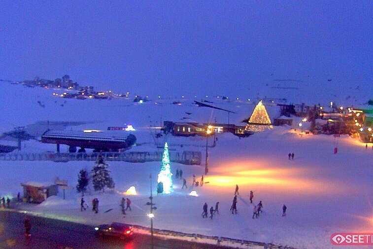 Superb panoramic webcam view over the expansive Tignes ski area and Espace Killy. The camera is situated at the Hotel Le Refuge, in the centre of Tignes Le Lac.