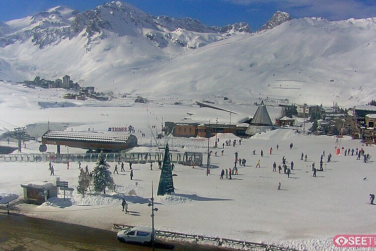 Superb panoramic webcam view over the expansive Tignes ski area and Espace Killy. The camera is situated at the Hotel Le Refuge, in the centre of Tignes Le Lac.