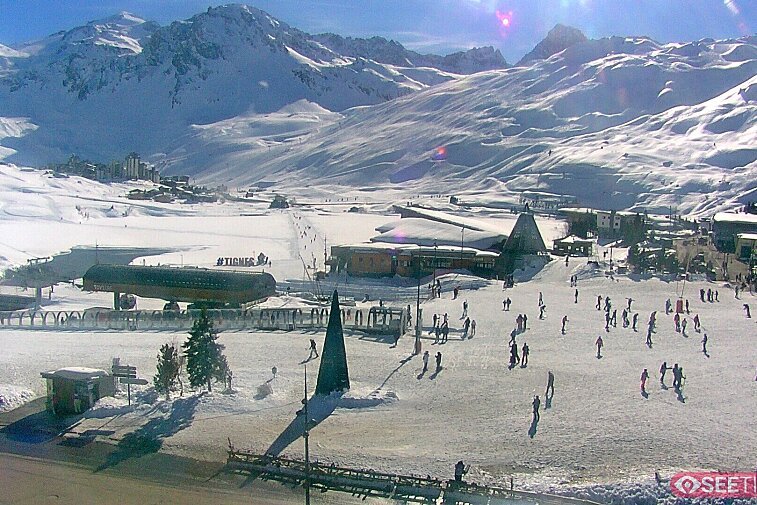 Superb panoramic webcam view over the expansive Tignes ski area and Espace Killy. The camera is situated at the Hotel Le Refuge, in the centre of Tignes Le Lac.