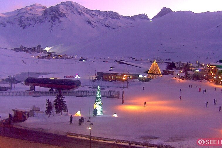 Superb panoramic webcam view over the expansive Tignes ski area and Espace Killy. The camera is situated at the Hotel Le Refuge, in the centre of Tignes Le Lac.