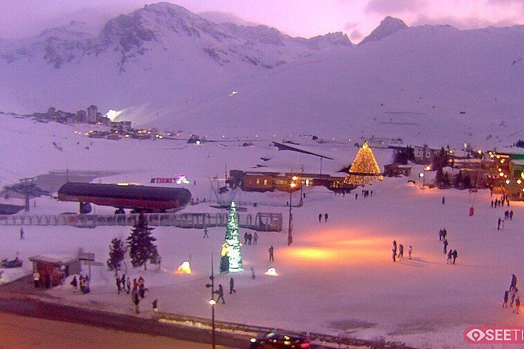 Superb panoramic webcam view over the expansive Tignes ski area and Espace Killy. The camera is situated at the Hotel Le Refuge, in the centre of Tignes Le Lac.