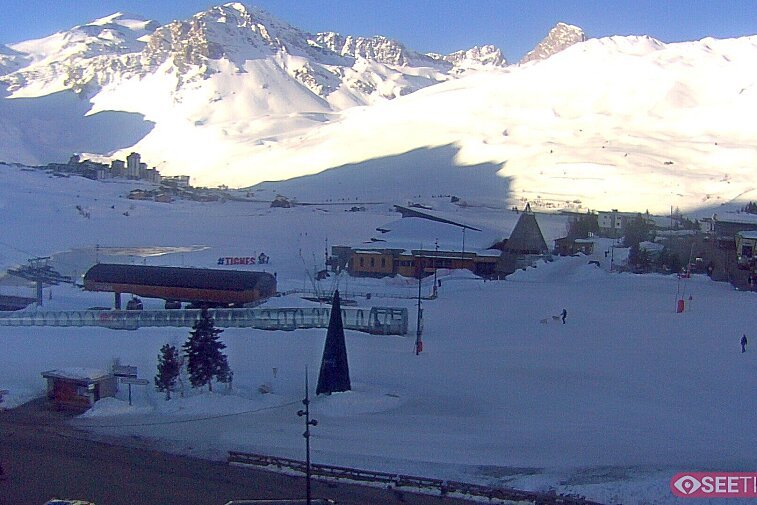 Superb panoramic webcam view over the expansive Tignes ski area and Espace Killy. The camera is situated at the Hotel Le Refuge, in the centre of Tignes Le Lac.