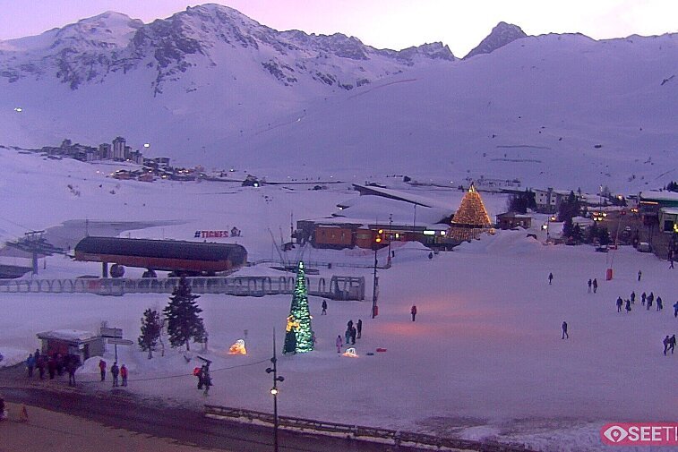 Superb panoramic webcam view over the expansive Tignes ski area and Espace Killy. The camera is situated at the Hotel Le Refuge, in the centre of Tignes Le Lac.