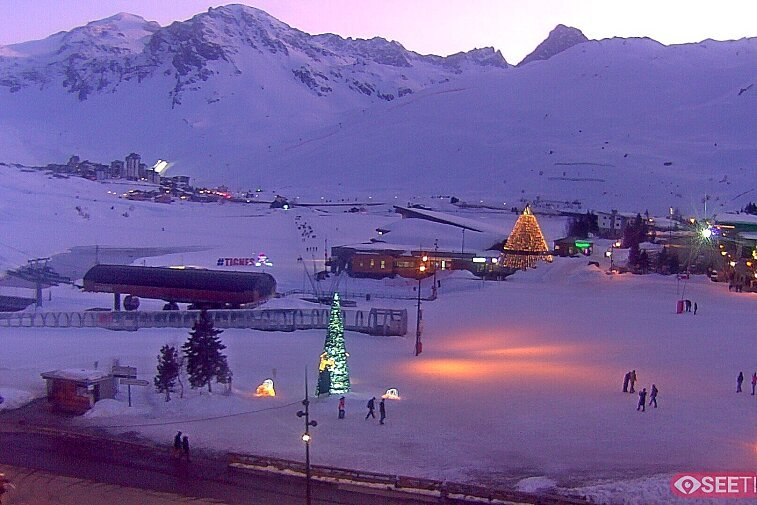 Superb panoramic webcam view over the expansive Tignes ski area and Espace Killy. The camera is situated at the Hotel Le Refuge, in the centre of Tignes Le Lac.