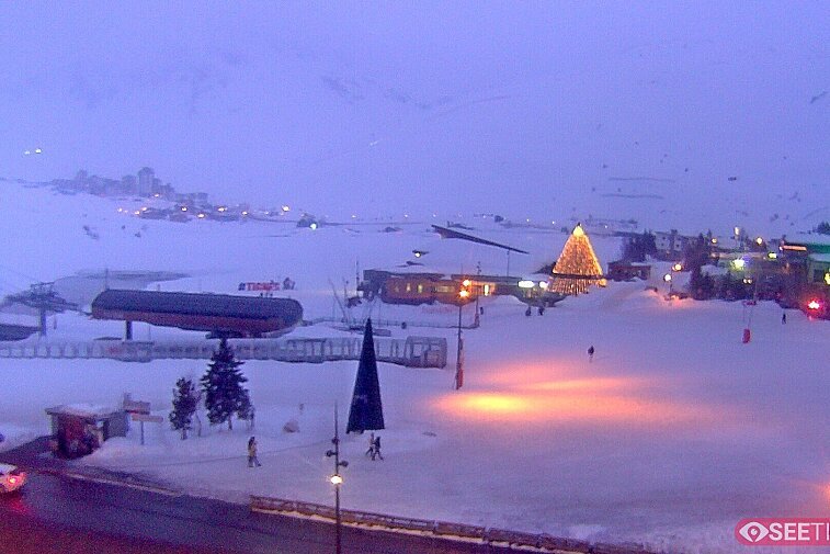 Superb panoramic webcam view over the expansive Tignes ski area and Espace Killy. The camera is situated at the Hotel Le Refuge, in the centre of Tignes Le Lac.