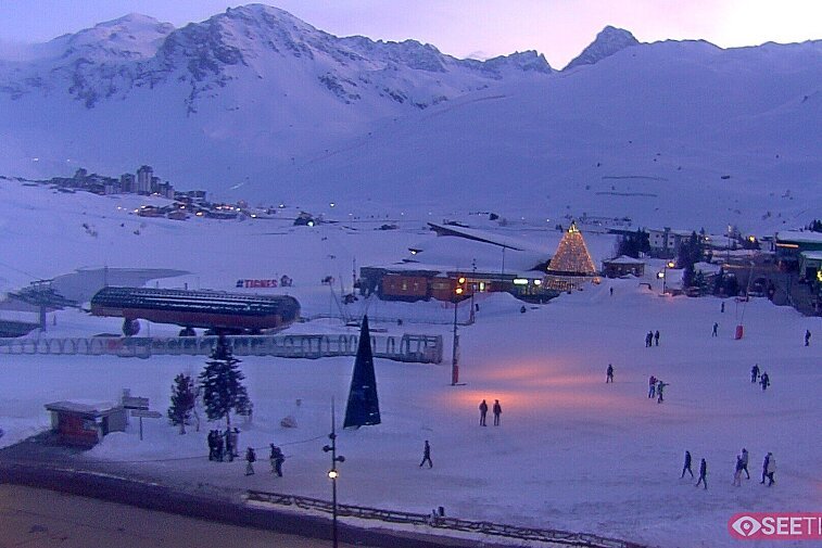 Superb panoramic webcam view over the expansive Tignes ski area and Espace Killy. The camera is situated at the Hotel Le Refuge, in the centre of Tignes Le Lac.