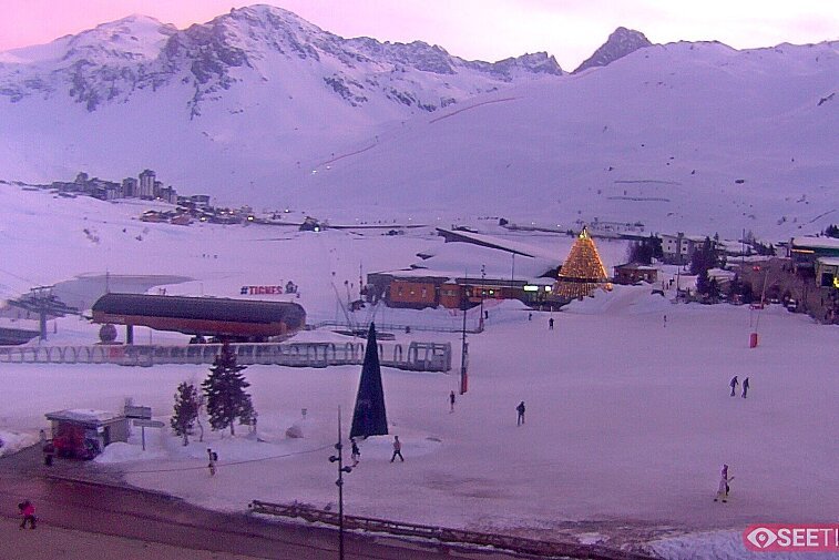 Superb panoramic webcam view over the expansive Tignes ski area and Espace Killy. The camera is situated at the Hotel Le Refuge, in the centre of Tignes Le Lac.