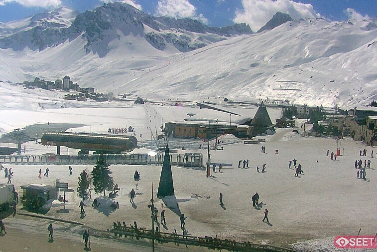 Superb panoramic webcam view over the expansive Tignes ski area and Espace Killy. The camera is situated at the Hotel Le Refuge, in the centre of Tignes Le Lac.