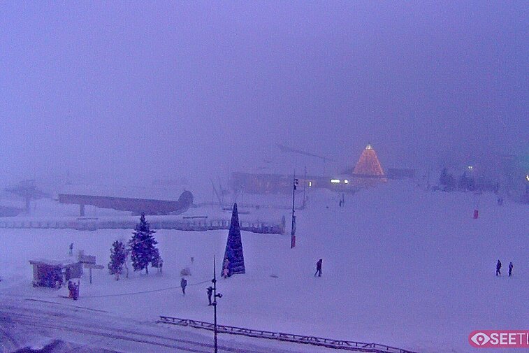 Superb panoramic webcam view over the expansive Tignes ski area and Espace Killy. The camera is situated at the Hotel Le Refuge, in the centre of Tignes Le Lac.