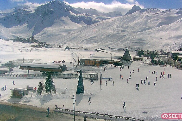 Superb panoramic webcam view over the expansive Tignes ski area and Espace Killy. The camera is situated at the Hotel Le Refuge, in the centre of Tignes Le Lac.