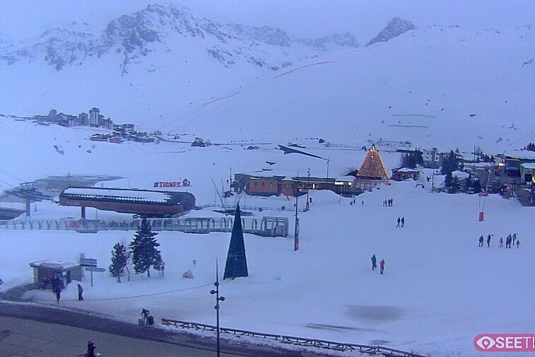 Superb panoramic webcam view over the expansive Tignes ski area and Espace Killy. The camera is situated at the Hotel Le Refuge, in the centre of Tignes Le Lac.
