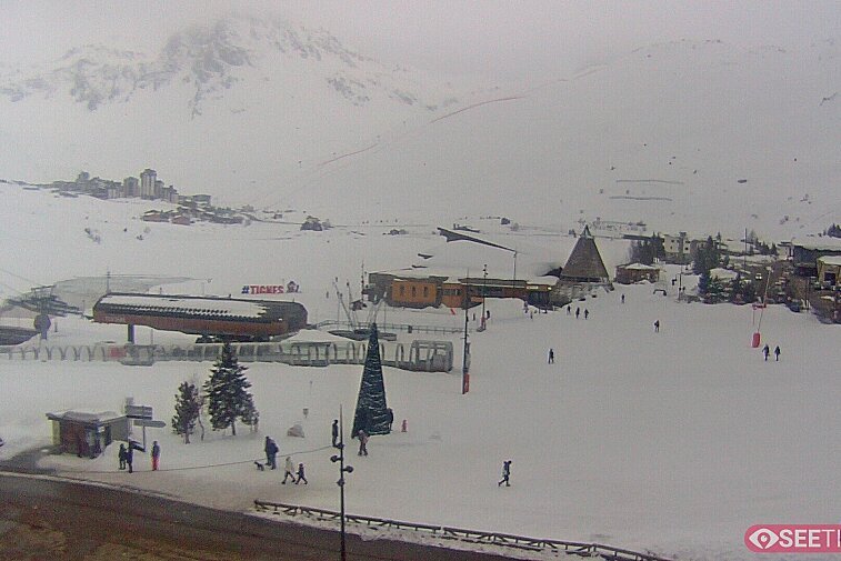 Superb panoramic webcam view over the expansive Tignes ski area and Espace Killy. The camera is situated at the Hotel Le Refuge, in the centre of Tignes Le Lac.
