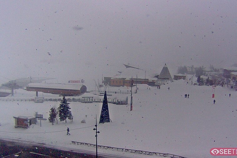 Superb panoramic webcam view over the expansive Tignes ski area and Espace Killy. The camera is situated at the Hotel Le Refuge, in the centre of Tignes Le Lac.