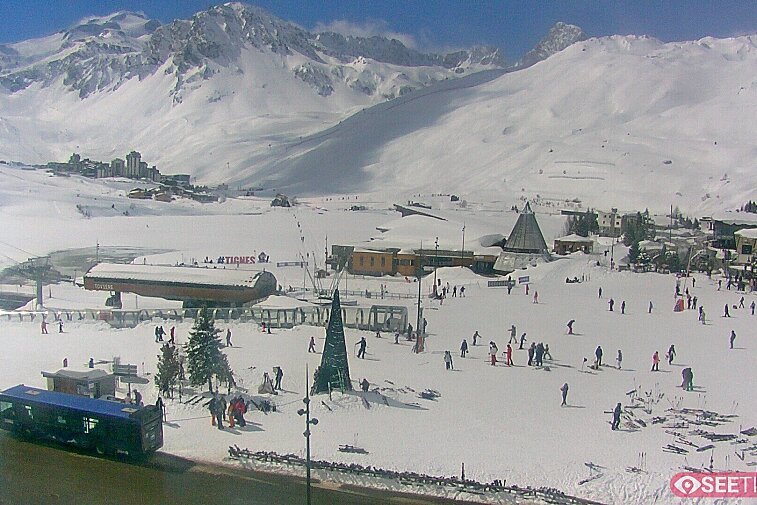 Superb panoramic webcam view over the expansive Tignes ski area and Espace Killy. The camera is situated at the Hotel Le Refuge, in the centre of Tignes Le Lac.