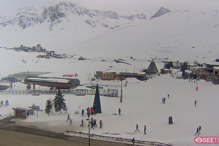 Superb panoramic webcam view over the expansive Tignes ski area and Espace Killy. The camera is situated at the Hotel Le Refuge, in the centre of Tignes Le Lac.