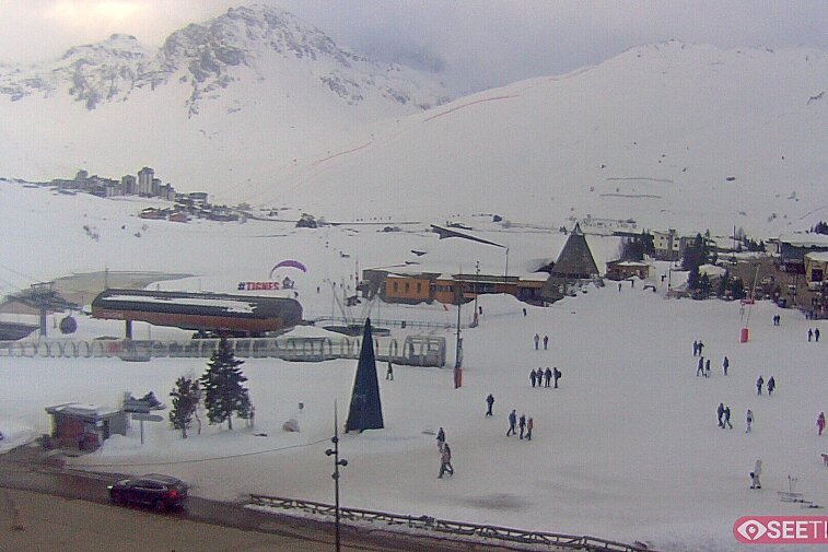 Superb panoramic webcam view over the expansive Tignes ski area and Espace Killy. The camera is situated at the Hotel Le Refuge, in the centre of Tignes Le Lac.