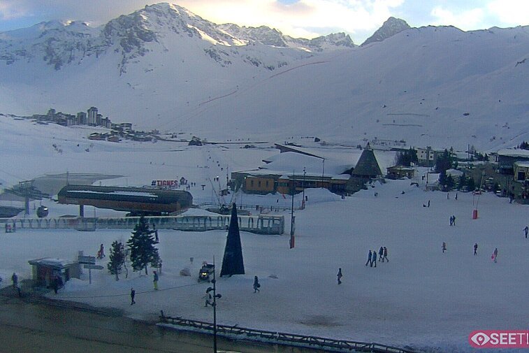 Superb panoramic webcam view over the expansive Tignes ski area and Espace Killy. The camera is situated at the Hotel Le Refuge, in the centre of Tignes Le Lac.
