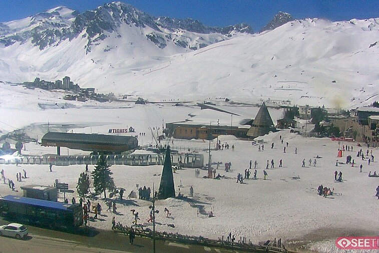 Superb panoramic webcam view over the expansive Tignes ski area and Espace Killy. The camera is situated at the Hotel Le Refuge, in the centre of Tignes Le Lac.