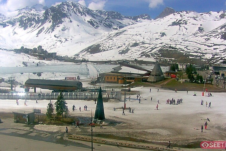 Superb panoramic webcam view over the expansive Tignes ski area and Espace Killy. The camera is situated at the Hotel Le Refuge, in the centre of Tignes Le Lac.