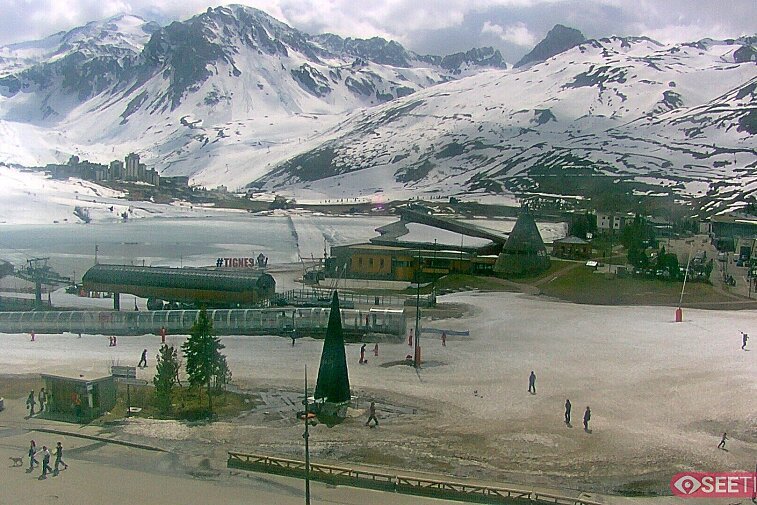Superb panoramic webcam view over the expansive Tignes ski area and Espace Killy. The camera is situated at the Hotel Le Refuge, in the centre of Tignes Le Lac.