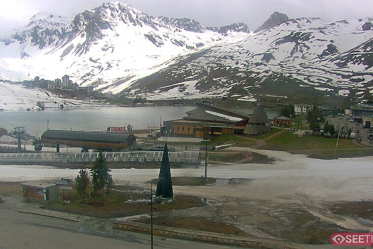 Superb panoramic webcam view over the expansive Tignes ski area and Espace Killy. The camera is situated at the Hotel Le Refuge, in the centre of Tignes Le Lac.