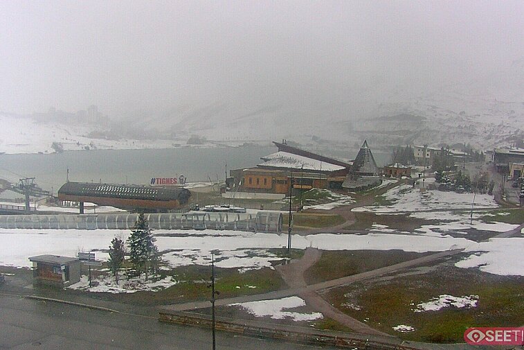 Superb panoramic webcam view over the expansive Tignes ski area and Espace Killy. The camera is situated at the Hotel Le Refuge, in the centre of Tignes Le Lac.