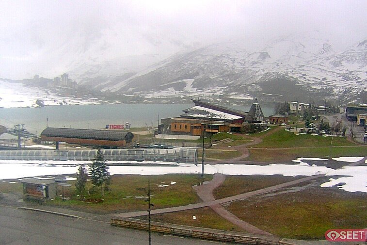 Superb panoramic webcam view over the expansive Tignes ski area and Espace Killy. The camera is situated at the Hotel Le Refuge, in the centre of Tignes Le Lac.