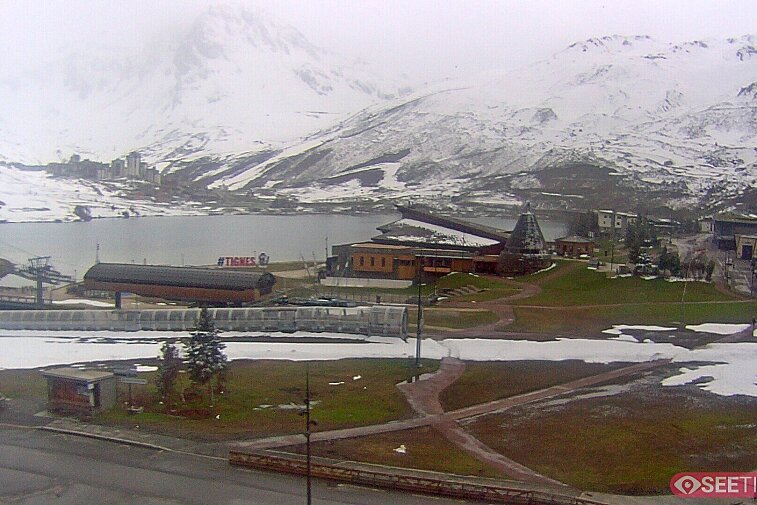 Superb panoramic webcam view over the expansive Tignes ski area and Espace Killy. The camera is situated at the Hotel Le Refuge, in the centre of Tignes Le Lac.