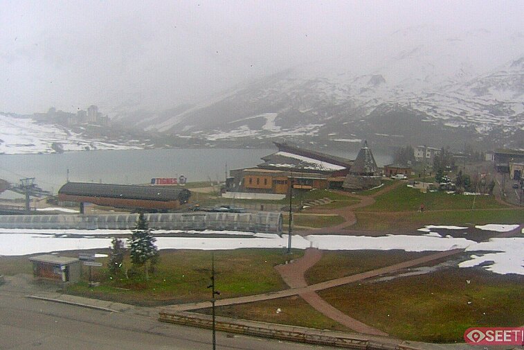 Superb panoramic webcam view over the expansive Tignes ski area and Espace Killy. The camera is situated at the Hotel Le Refuge, in the centre of Tignes Le Lac.