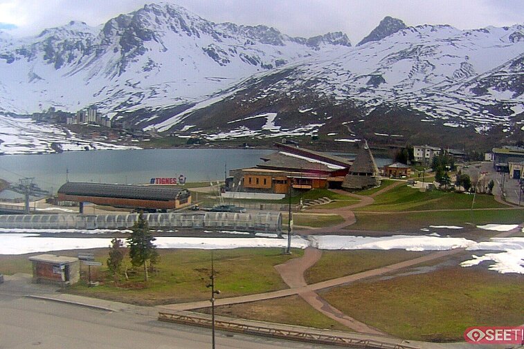 Superb panoramic webcam view over the expansive Tignes ski area and Espace Killy. The camera is situated at the Hotel Le Refuge, in the centre of Tignes Le Lac.