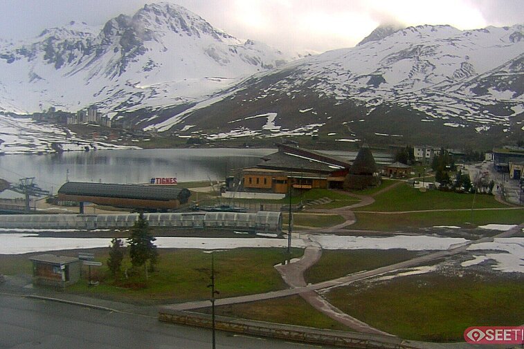 Superb panoramic webcam view over the expansive Tignes ski area and Espace Killy. The camera is situated at the Hotel Le Refuge, in the centre of Tignes Le Lac.
