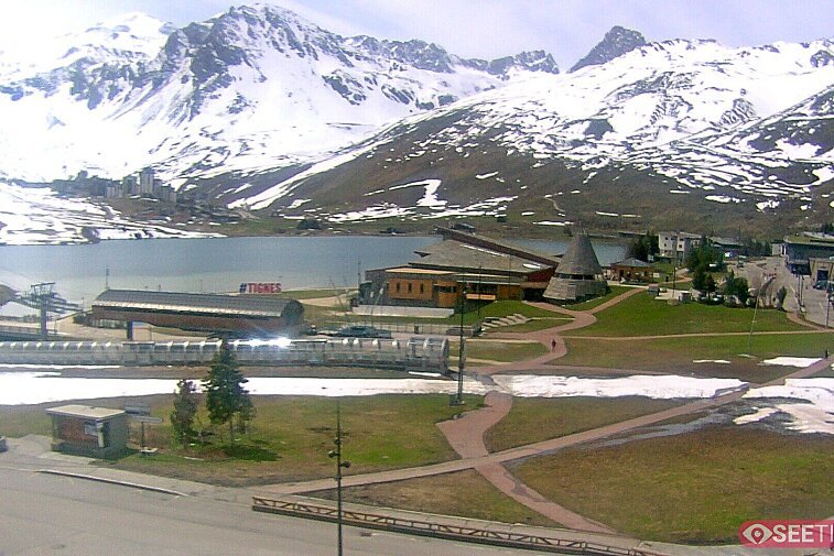 Superb panoramic webcam view over the expansive Tignes ski area and Espace Killy. The camera is situated at the Hotel Le Refuge, in the centre of Tignes Le Lac.