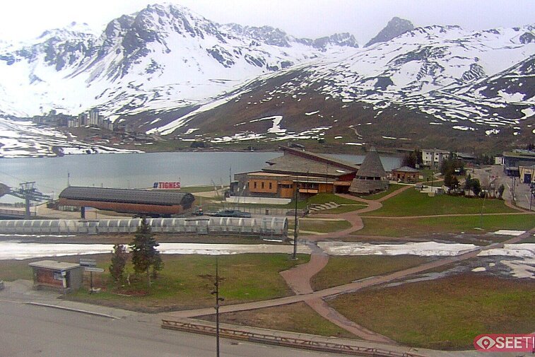 Superb panoramic webcam view over the expansive Tignes ski area and Espace Killy. The camera is situated at the Hotel Le Refuge, in the centre of Tignes Le Lac.