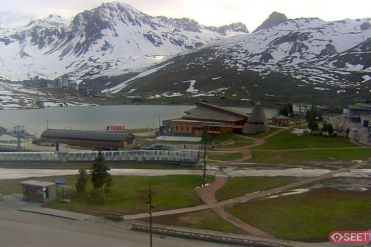 Superb panoramic webcam view over the expansive Tignes ski area and Espace Killy. The camera is situated at the Hotel Le Refuge, in the centre of Tignes Le Lac.