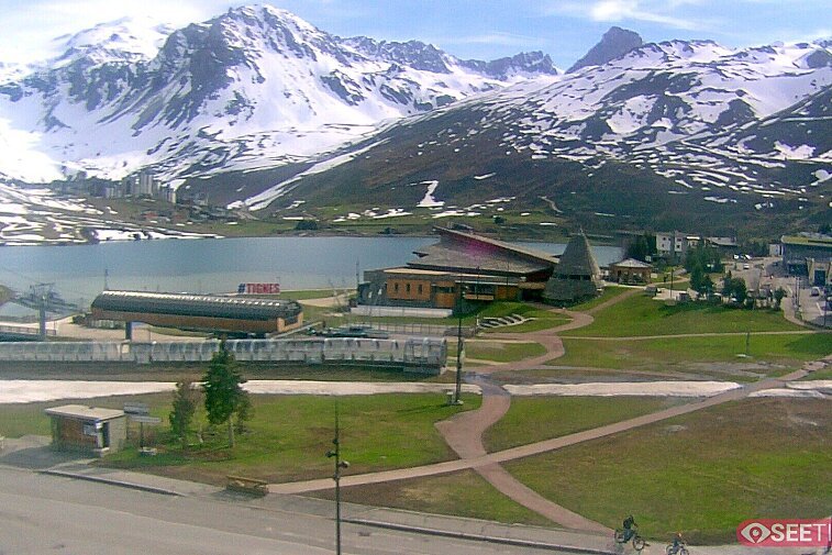 Superb panoramic webcam view over the expansive Tignes ski area and Espace Killy. The camera is situated at the Hotel Le Refuge, in the centre of Tignes Le Lac.